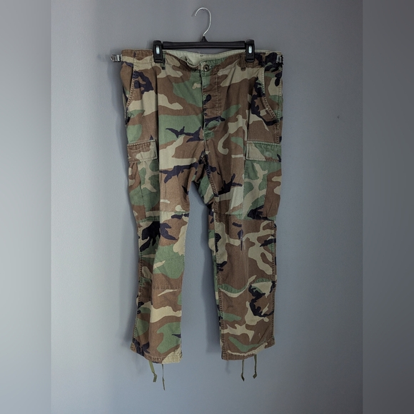 Military Camo Pants Size Large Short. Adjustable Waist.